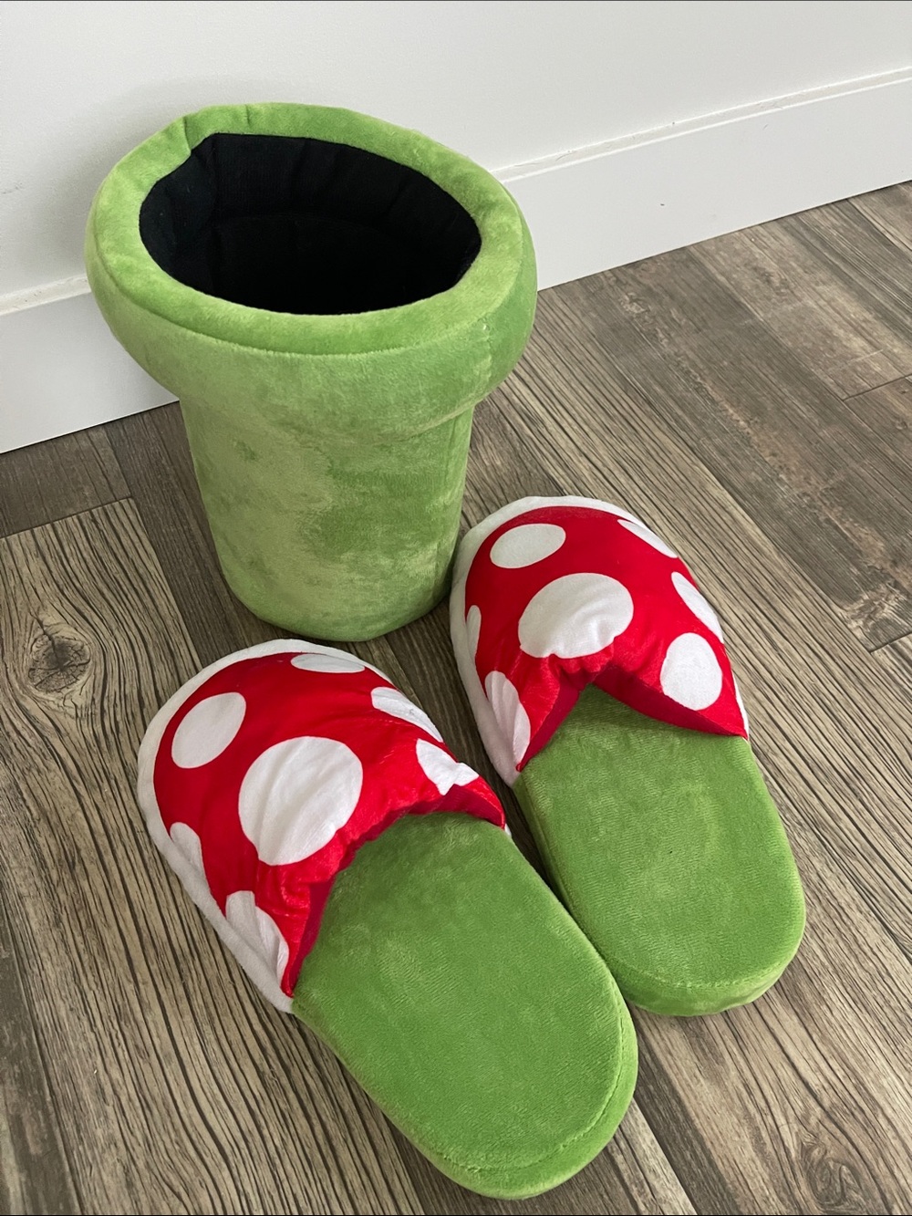 Mario Bros. Plush Piranha Plant Slippers Set - Picture 4 of 5
